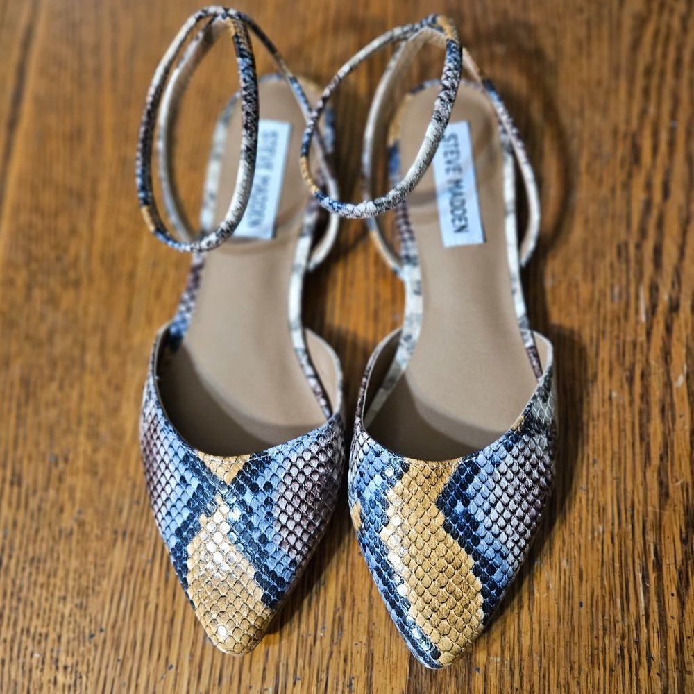 Ladies Steve Madden Flats Size 6.5 with Ankle Loop